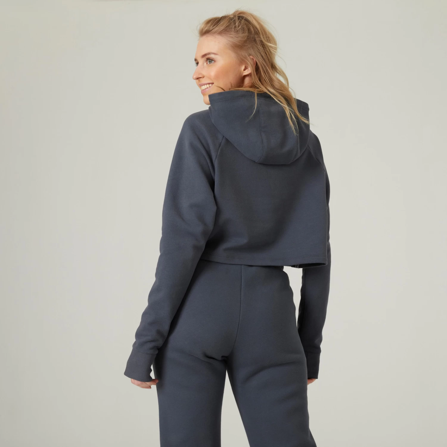 Women's Fitness Cropped Hoodie 520 4 Women's Fitness Cropped Hoodie 520 - Image 2